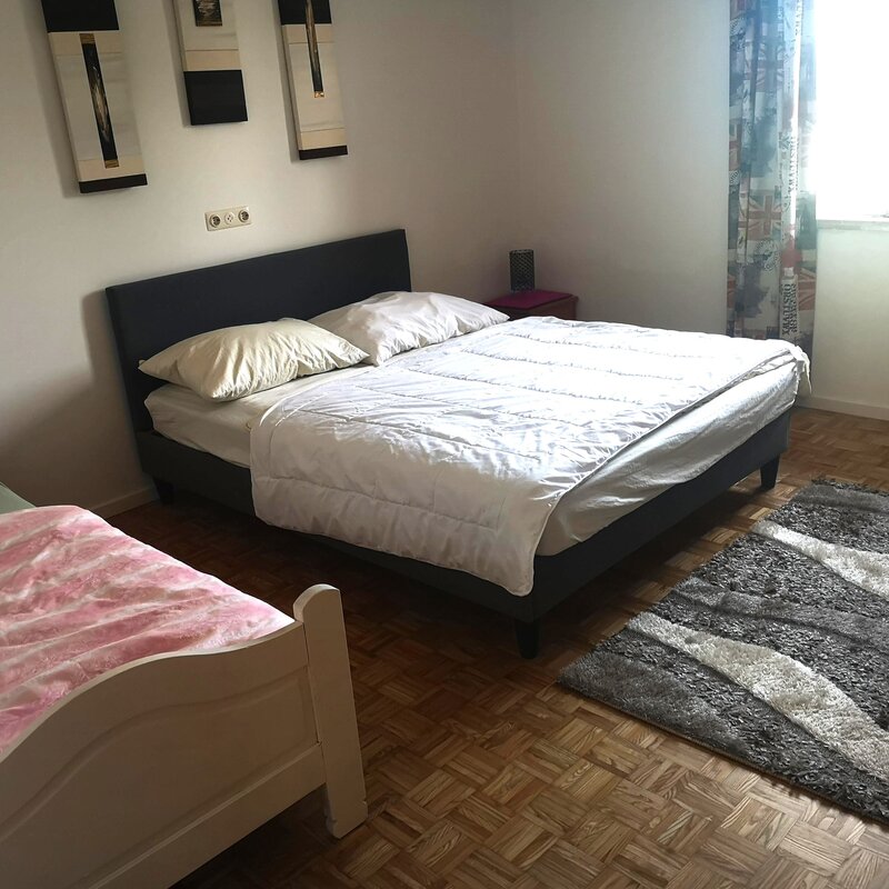 Schlafzimmer Doppelbett und Einzelbett