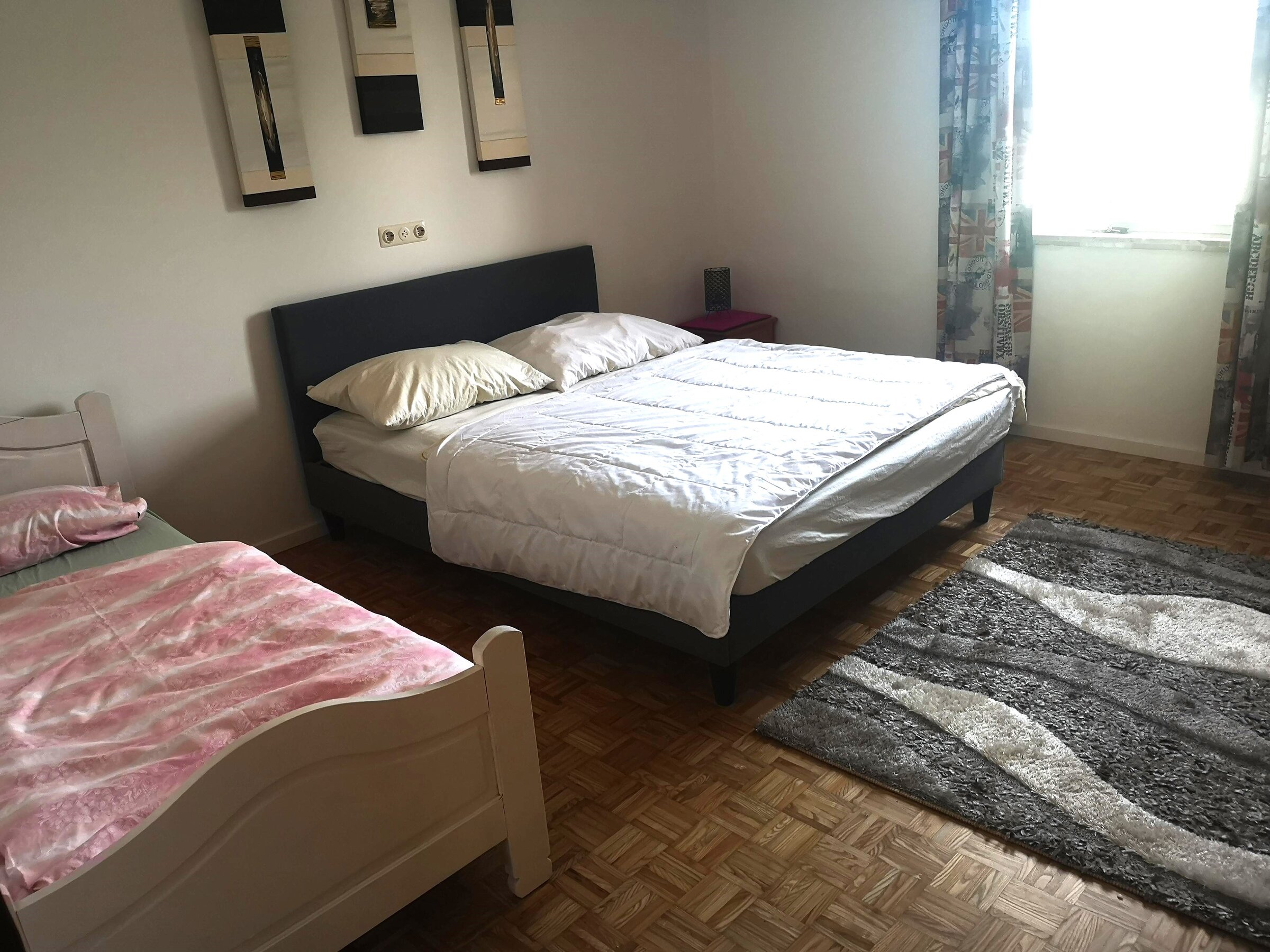 Schlafzimmer Doppelbett und Einzelbett