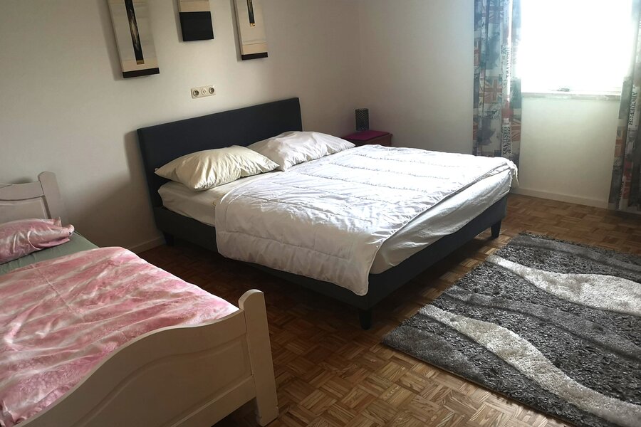 Schlafzimmer Doppelbett und Einzelbett
