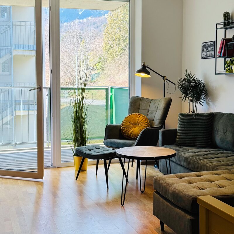 HD TV and small desk if 2 workstations are needed at the same time 