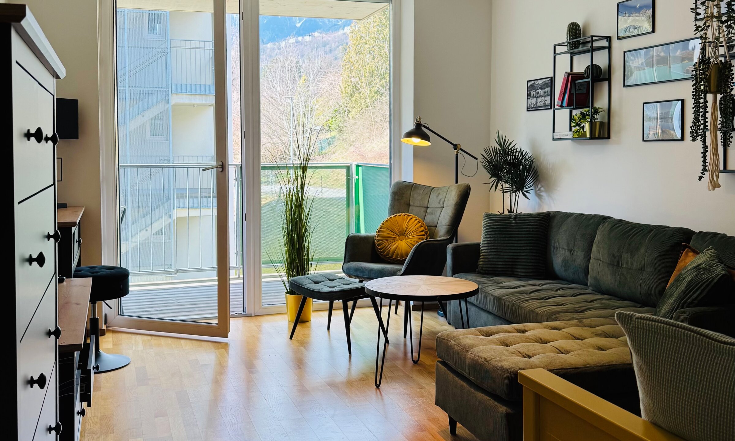 HD TV and small desk if 2 workstations are needed at the same time 