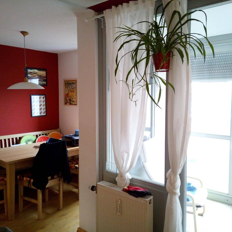 Mit Tisch und 1 Bank 