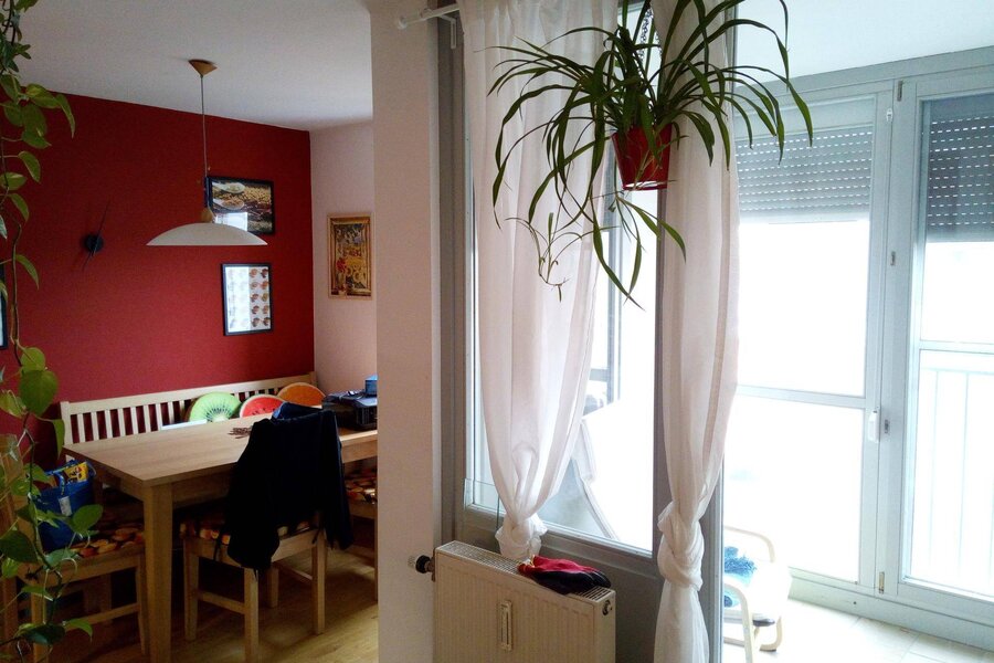 Mit Tisch und 1 Bank 