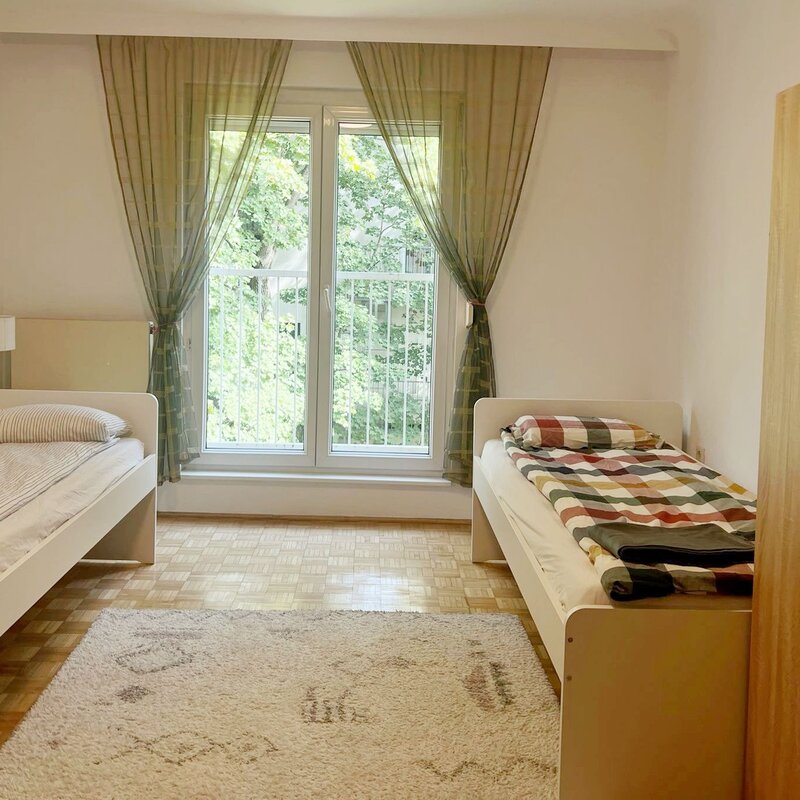 Verfügt über 2 Einzelbetten, jeweils mit eigenem Kleiderschrank und einem Nachttisch.