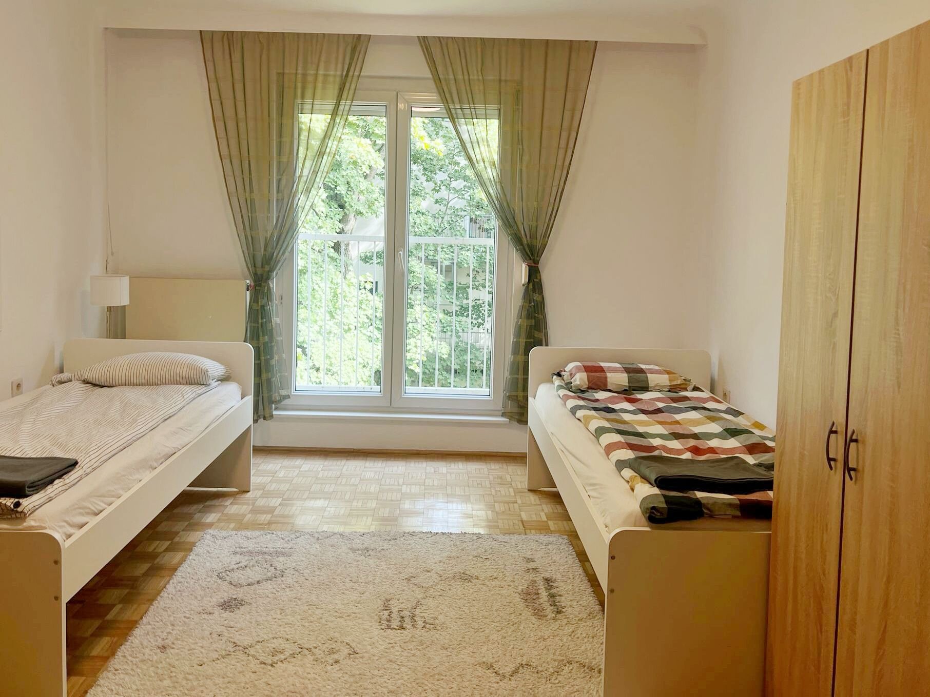 Verfügt über 2 Einzelbetten, jeweils mit eigenem Kleiderschrank und einem Nachttisch.