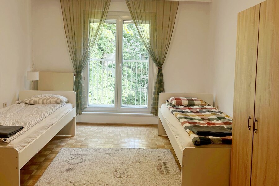 Verfügt über 2 Einzelbetten, jeweils mit eigenem Kleiderschrank und einem Nachttisch.