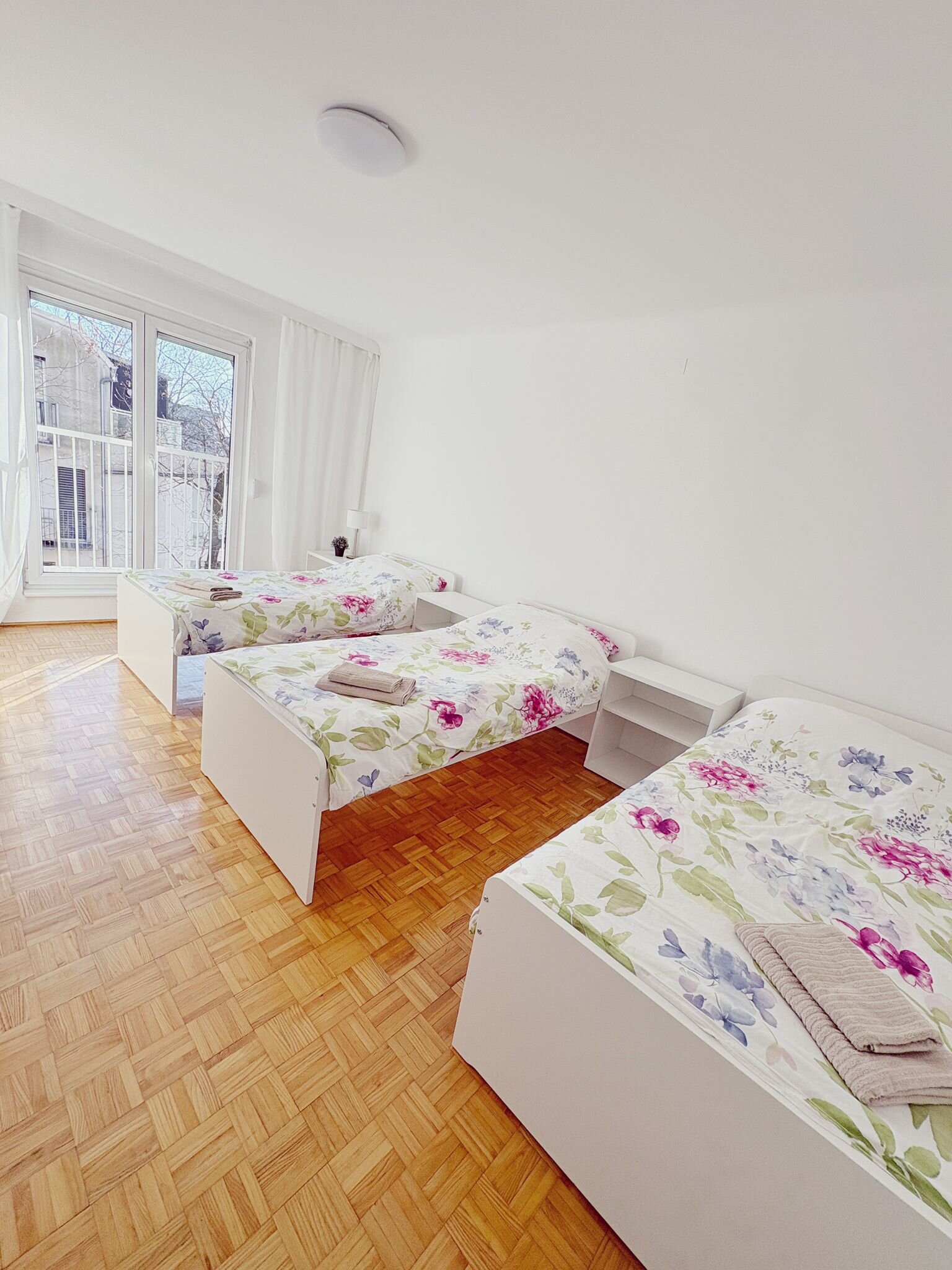 Lichtdurchflutetes Schlafzimmer – 3-Zimmer-Wohnung zur Kurzzeitmiete & Wohnen auf Zeit für 1 bis 6 Monate in Wien