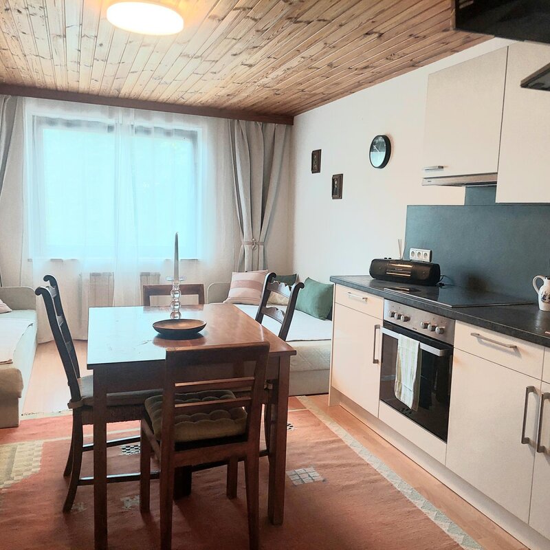 Helle 1-Zimmer Wohnung mit Wohnküche & Holzdecke – Kurzzeitmiete Ottenschlag, Wohnen auf Zeit 1–6 Monate