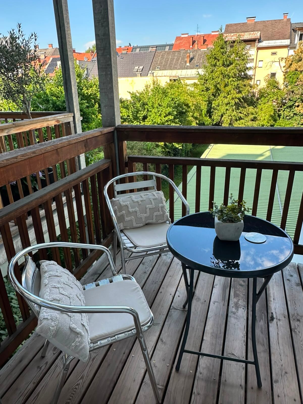 Sunny balcony with city view: 2-room apartment, short-term rental & temporary housing for 1 to 6 months in Klagenfurt