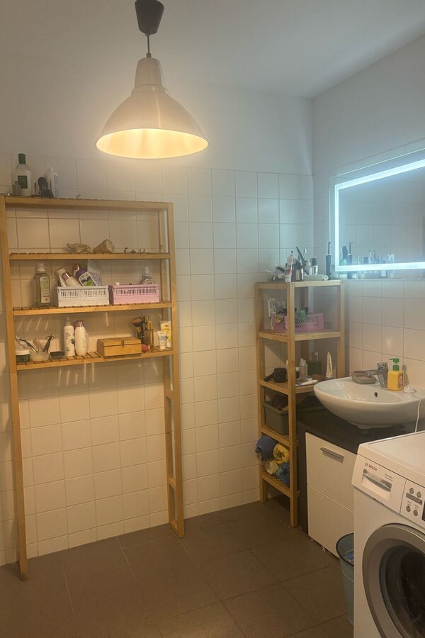 SHARED BATHROOMN