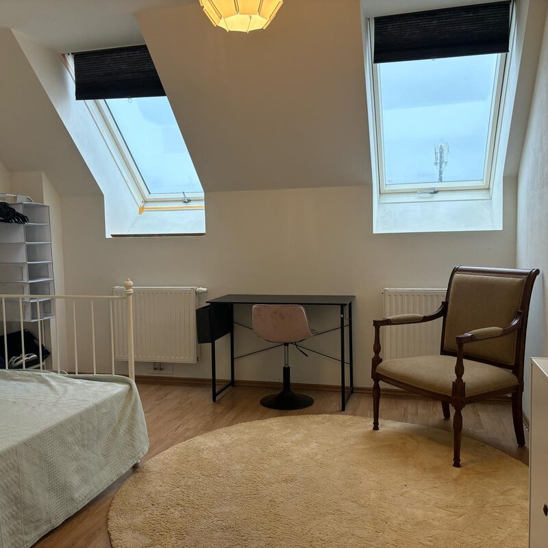 Helles Zimmer mit Dachfenstern in 3-Zimmer-Wohnung – Kurzzeitmiete & Wohnen auf Zeit für 1 bis 6 Monate in Wien