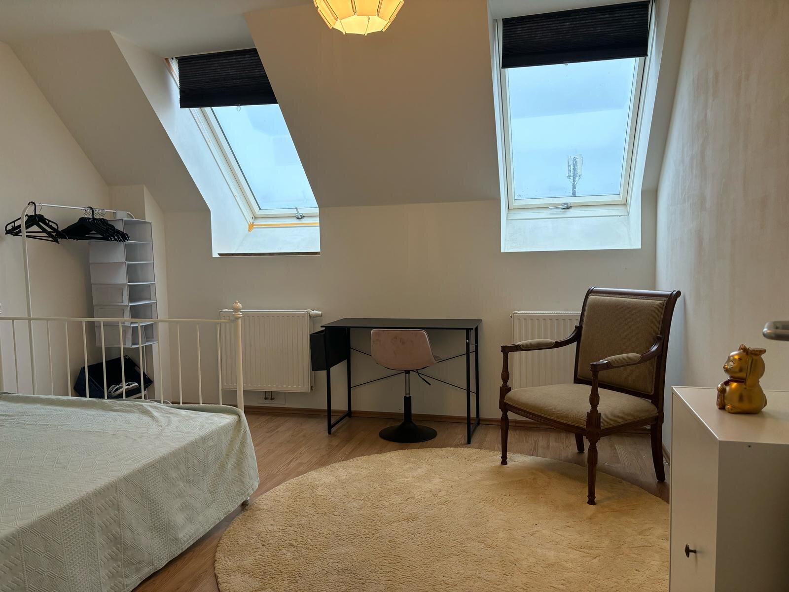 Helles Zimmer mit Dachfenstern in 3-Zimmer-Wohnung – Kurzzeitmiete & Wohnen auf Zeit für 1 bis 6 Monate in Wien