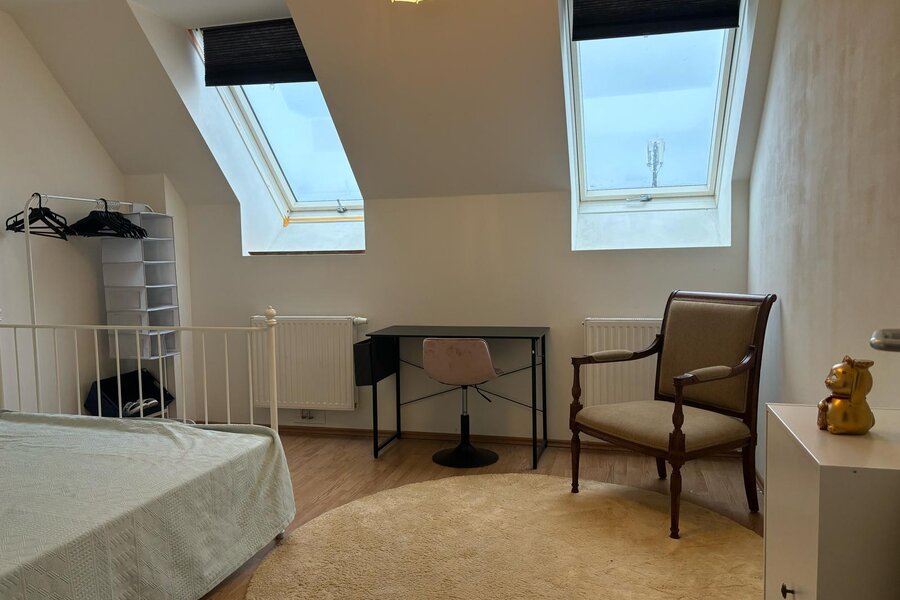 Helles Zimmer mit Dachfenstern in 3-Zimmer-Wohnung – Kurzzeitmiete & Wohnen auf Zeit für 1 bis 6 Monate in Wien