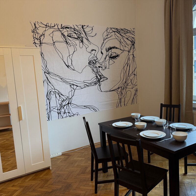 Esstisch mit Geschirr, Kunstwand & Parkett: 2-Zimmer Wohnung zur Kurzzeitmiete, Wohnen auf Zeit 1–6 Monate, Döbling