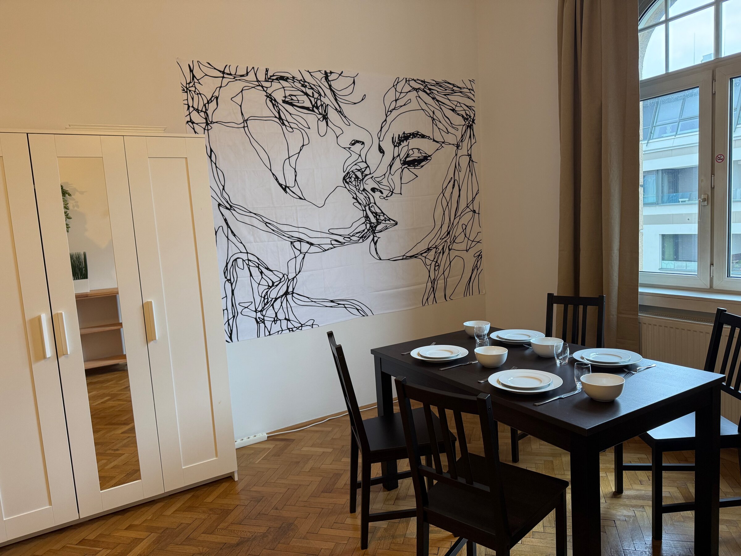 Esstisch mit Geschirr, Kunstwand & Parkett: 2-Zimmer Wohnung zur Kurzzeitmiete, Wohnen auf Zeit 1–6 Monate, Döbling