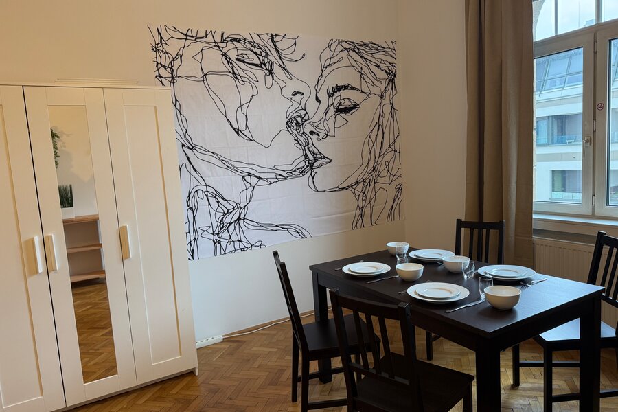 Esstisch mit Geschirr, Kunstwand & Parkett: 2-Zimmer Wohnung zur Kurzzeitmiete, Wohnen auf Zeit 1–6 Monate, Döbling