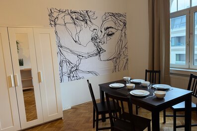 Esstisch mit Geschirr, Kunstwand & Parkett: 2-Zimmer Wohnung zur Kurzzeitmiete, Wohnen auf Zeit 1–6 Monate, Döbling
