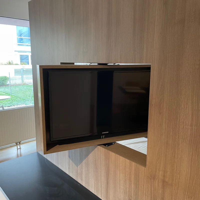 TV schwenkbar zum Wohnzimmer und Schlafbereich