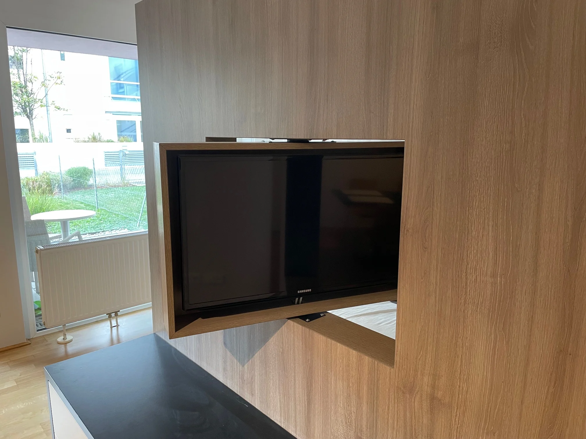 TV schwenkbar zum Wohnzimmer und Schlafbereich