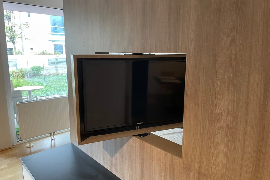 TV schwenkbar zum Wohnzimmer und Schlafbereich
