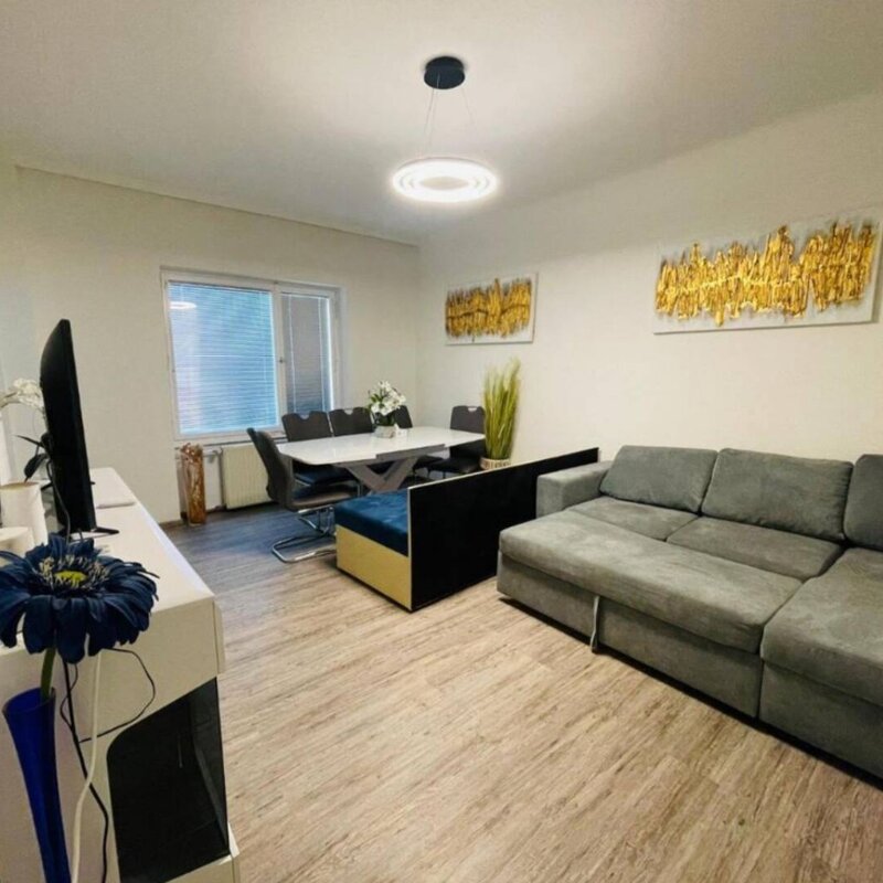 Helles Wohnzimmer mit Sofa & Esstisch – 2-Zimmer Wohnung, Kurzzeitmiete & Wohnen auf Zeit 1–6 Monate, Salzburg