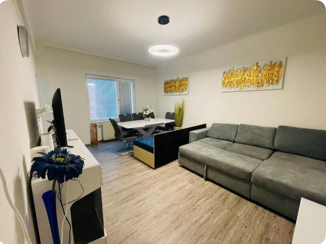 Helles Wohnzimmer mit Sofa & Esstisch – 2-Zimmer Wohnung, Kurzzeitmiete & Wohnen auf Zeit 1–6 Monate, Salzburg