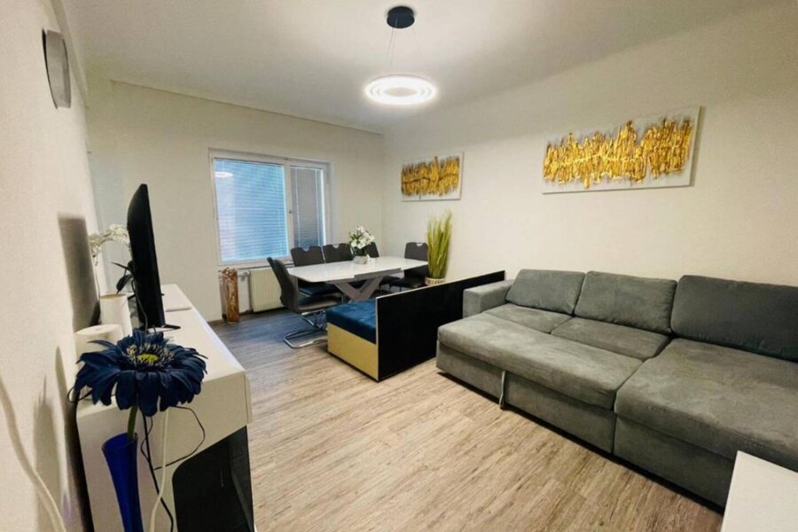 Helles Wohnzimmer mit Sofa & Esstisch – 2-Zimmer Wohnung, Kurzzeitmiete & Wohnen auf Zeit 1–6 Monate, Salzburg