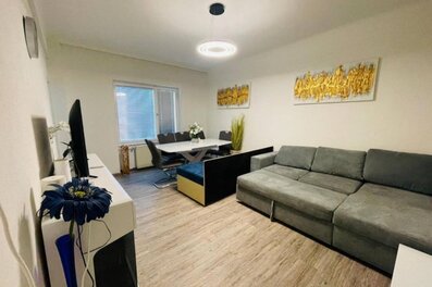 Helles Wohnzimmer mit Sofa & Esstisch – 2-Zimmer Wohnung, Kurzzeitmiete & Wohnen auf Zeit 1–6 Monate, Salzburg