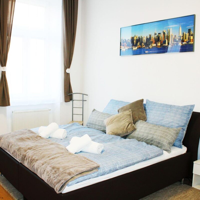 Helles Schlafzimmer mit Doppelbett – 2-Zimmer Wohnung zur Kurzzeitmiete & Wohnen auf Zeit für 1 bis 6 Monate in Wien