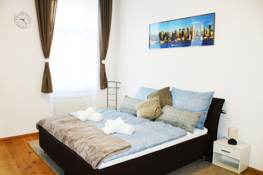 Helles Schlafzimmer mit Doppelbett – 2-Zimmer Wohnung zur Kurzzeitmiete & Wohnen auf Zeit für 1 bis 6 Monate in Wien