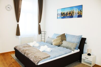 Helles Schlafzimmer mit Doppelbett – 2-Zimmer Wohnung zur Kurzzeitmiete & Wohnen auf Zeit für 1 bis 6 Monate in Wien