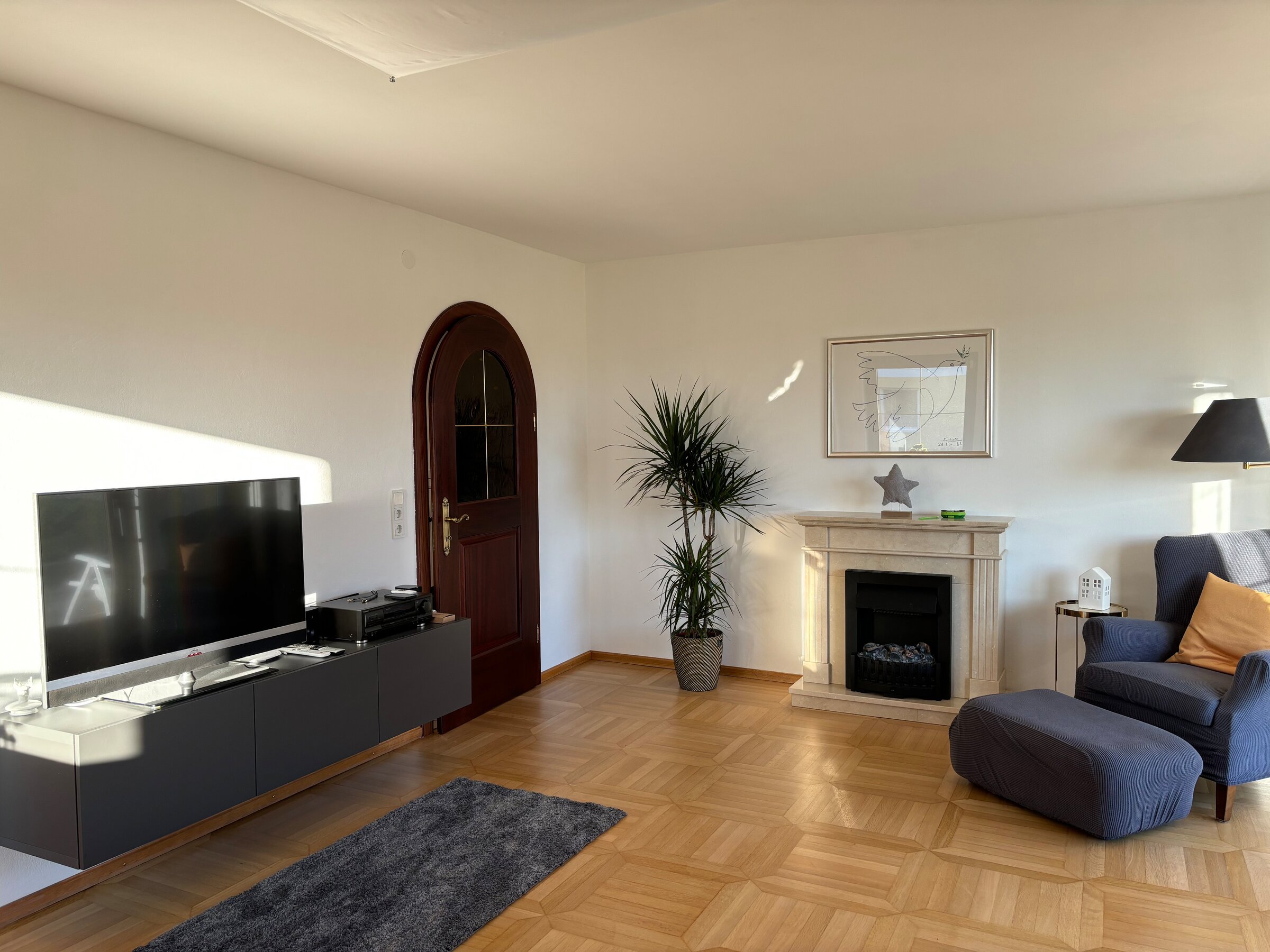 Reading corner, fireplace and TV
