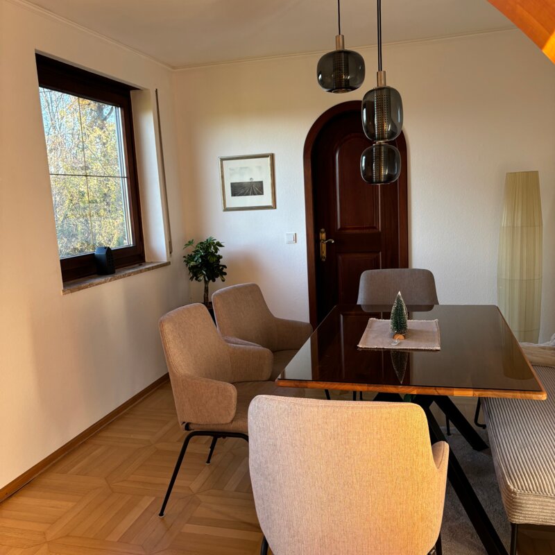 cozy dining area with door to the kitchen