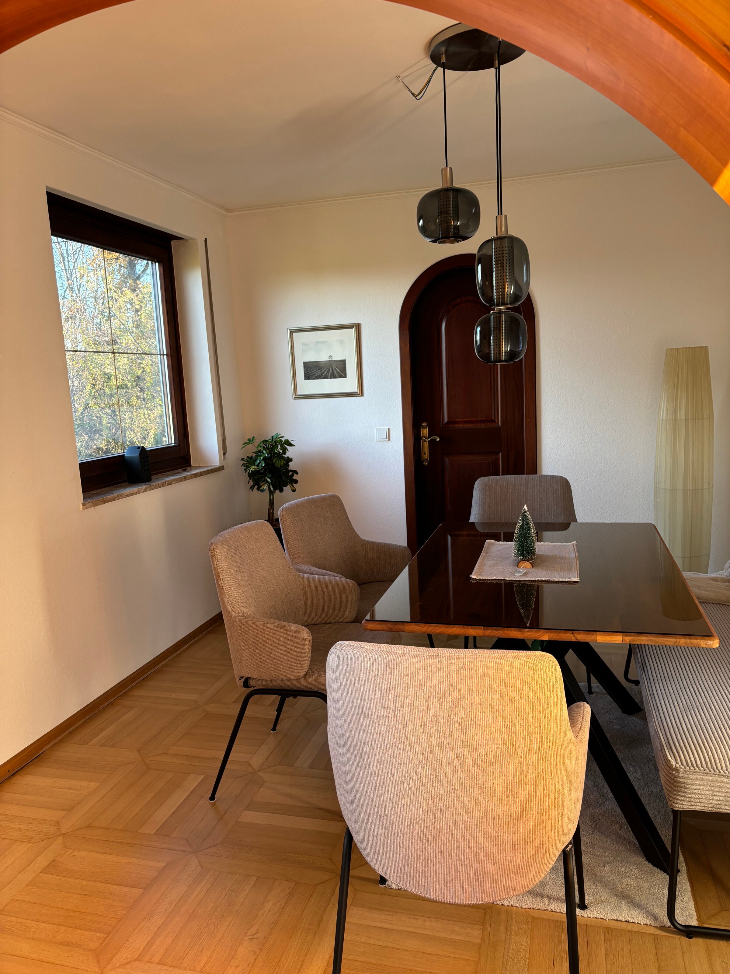 cozy dining area with door to the kitchen