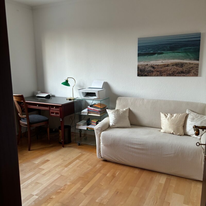 Büro mit Arbeitsplatz