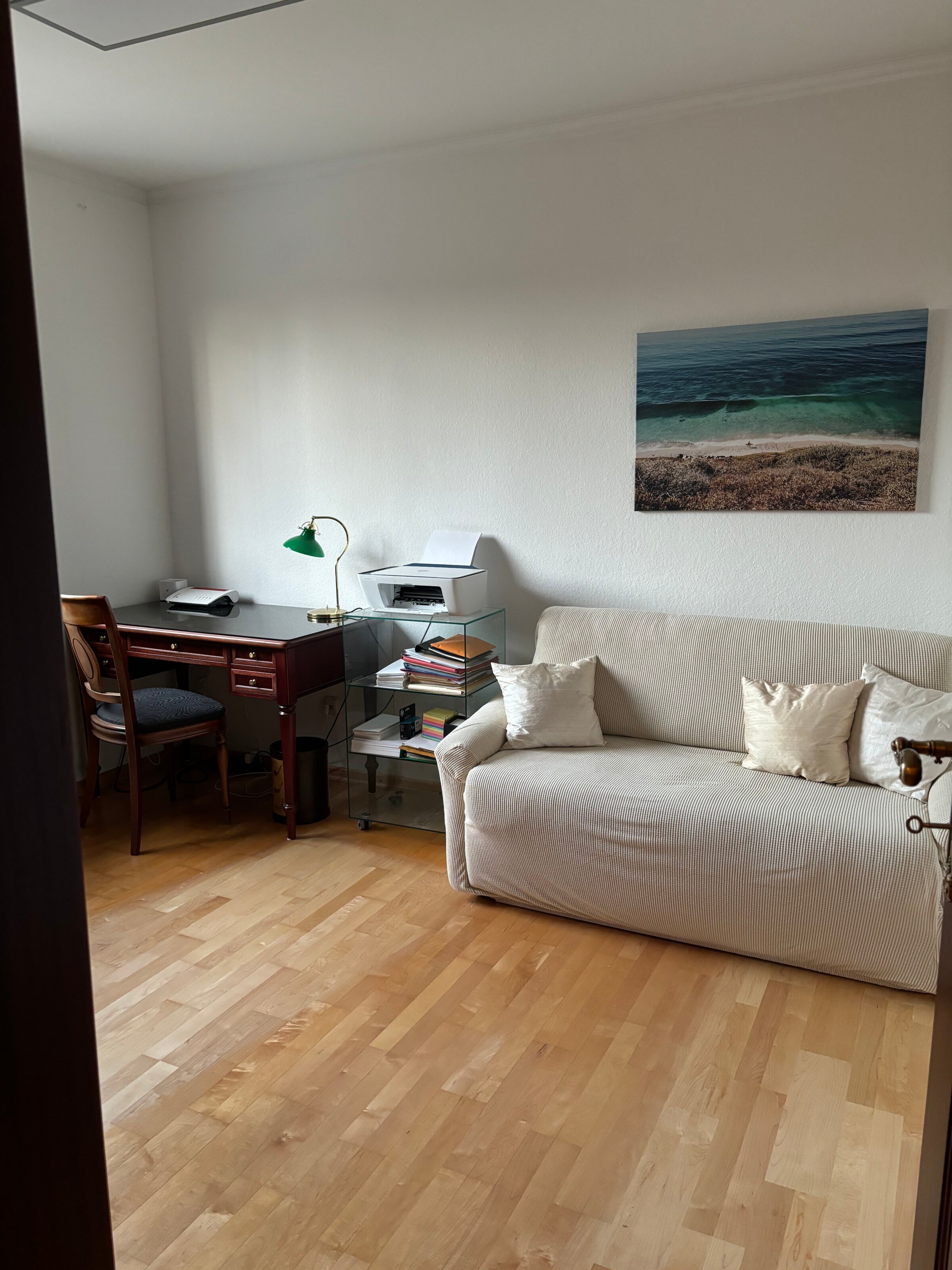 Büro mit Arbeitsplatz