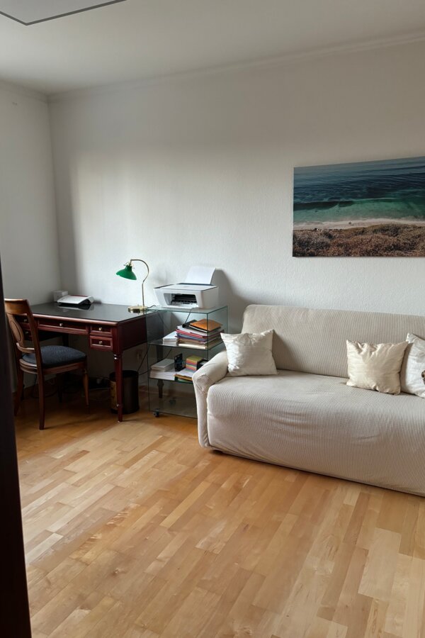 Büro mit Arbeitsplatz