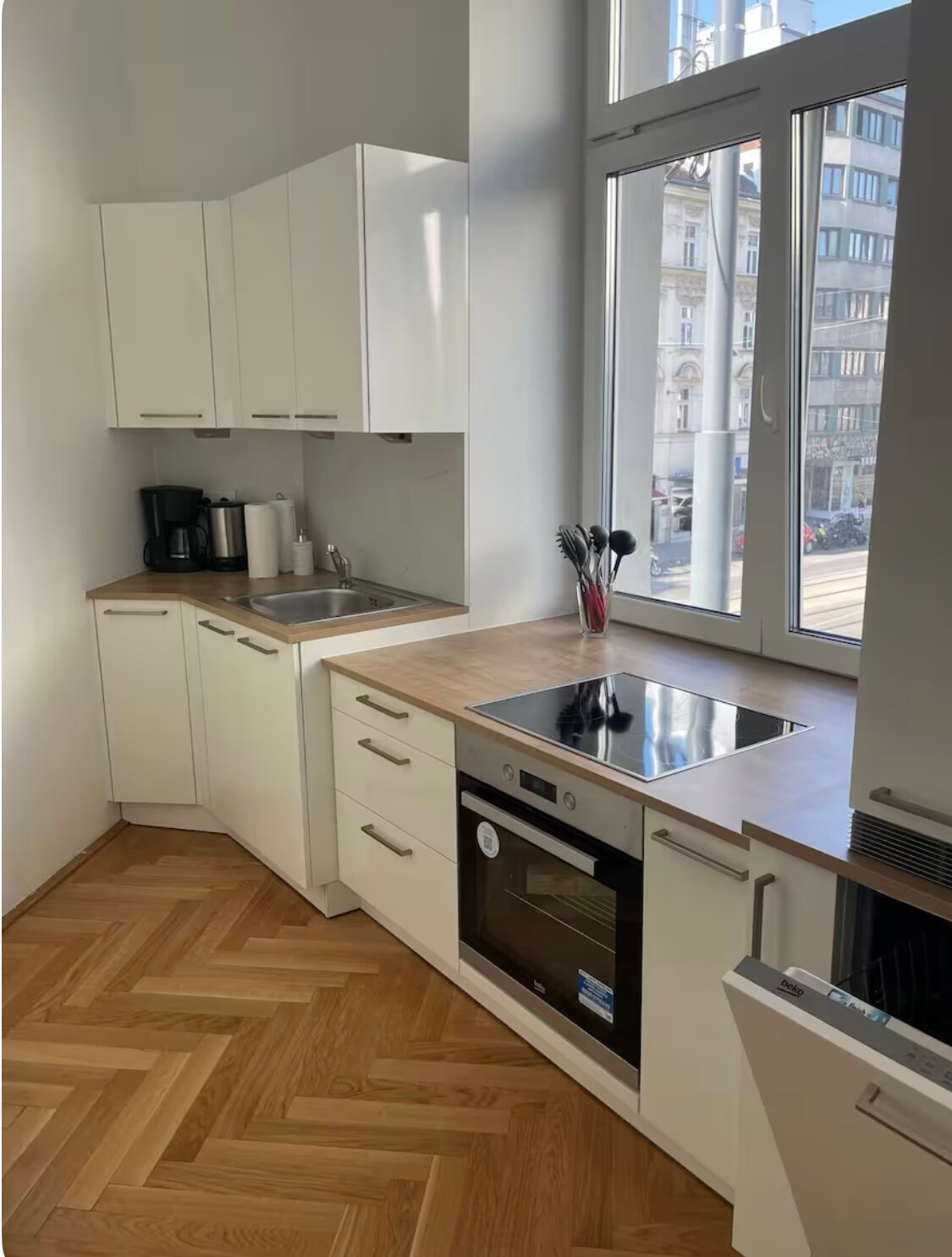 Bright kitchen with built-in appliances: 2-room apartment, short-term rental & temporary housing for 1–6 months, Vienna