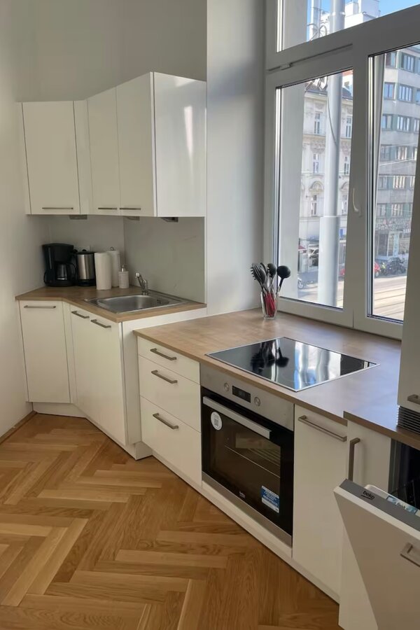 Bright kitchen with built-in appliances: 2-room apartment, short-term rental & temporary housing for 1–6 months, Vienna