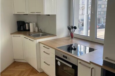 Bright kitchen with built-in appliances: 2-room apartment, short-term rental & temporary housing for 1–6 months, Vienna