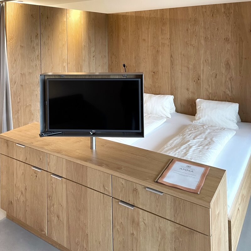 Modernes 1-Zimmer Apartment mit Holzdesign, Doppelbett & TV – Kurzzeitmiete & Wohnen auf Zeit für 1 bis 6 Monate in Lustenau