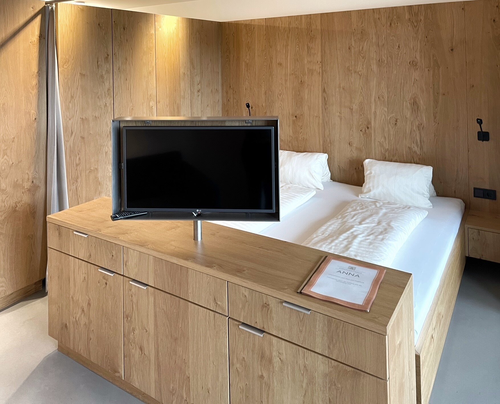 Modernes 1-Zimmer Apartment mit Holzdesign, Doppelbett & TV – Kurzzeitmiete & Wohnen auf Zeit für 1 bis 6 Monate in Lustenau