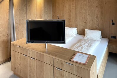 Modernes 1-Zimmer Apartment mit Holzdesign, Doppelbett & TV – Kurzzeitmiete & Wohnen auf Zeit für 1 bis 6 Monate in Lustenau