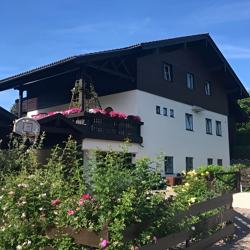 Charming 3-room house with balcony & garden for short-term rental in Mattsee – temporary housing for 1 to 6 months.
