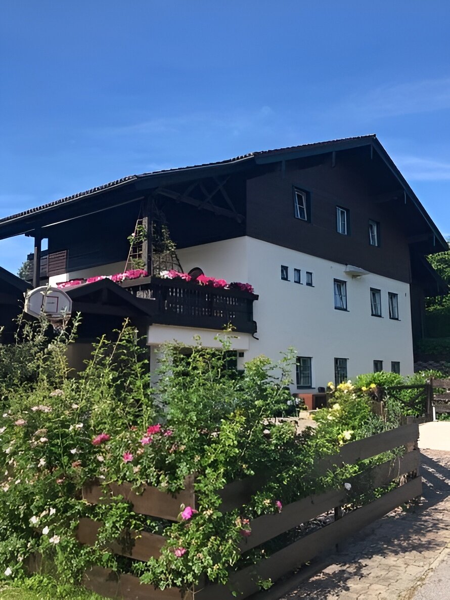 Charming 3-room house with balcony & garden for short-term rental in Mattsee – temporary housing for 1 to 6 months.
