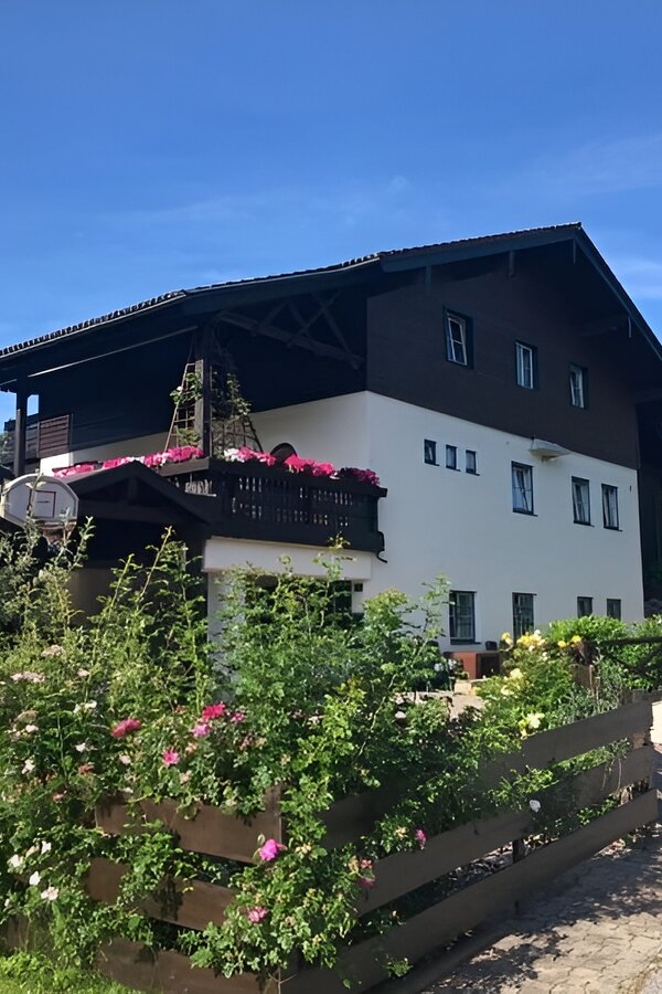 Charming 3-room house with balcony & garden for short-term rental in Mattsee – temporary housing for 1 to 6 months.