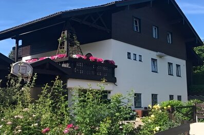 Charming 3-room house with balcony & garden for short-term rental in Mattsee – temporary housing for 1 to 6 months.