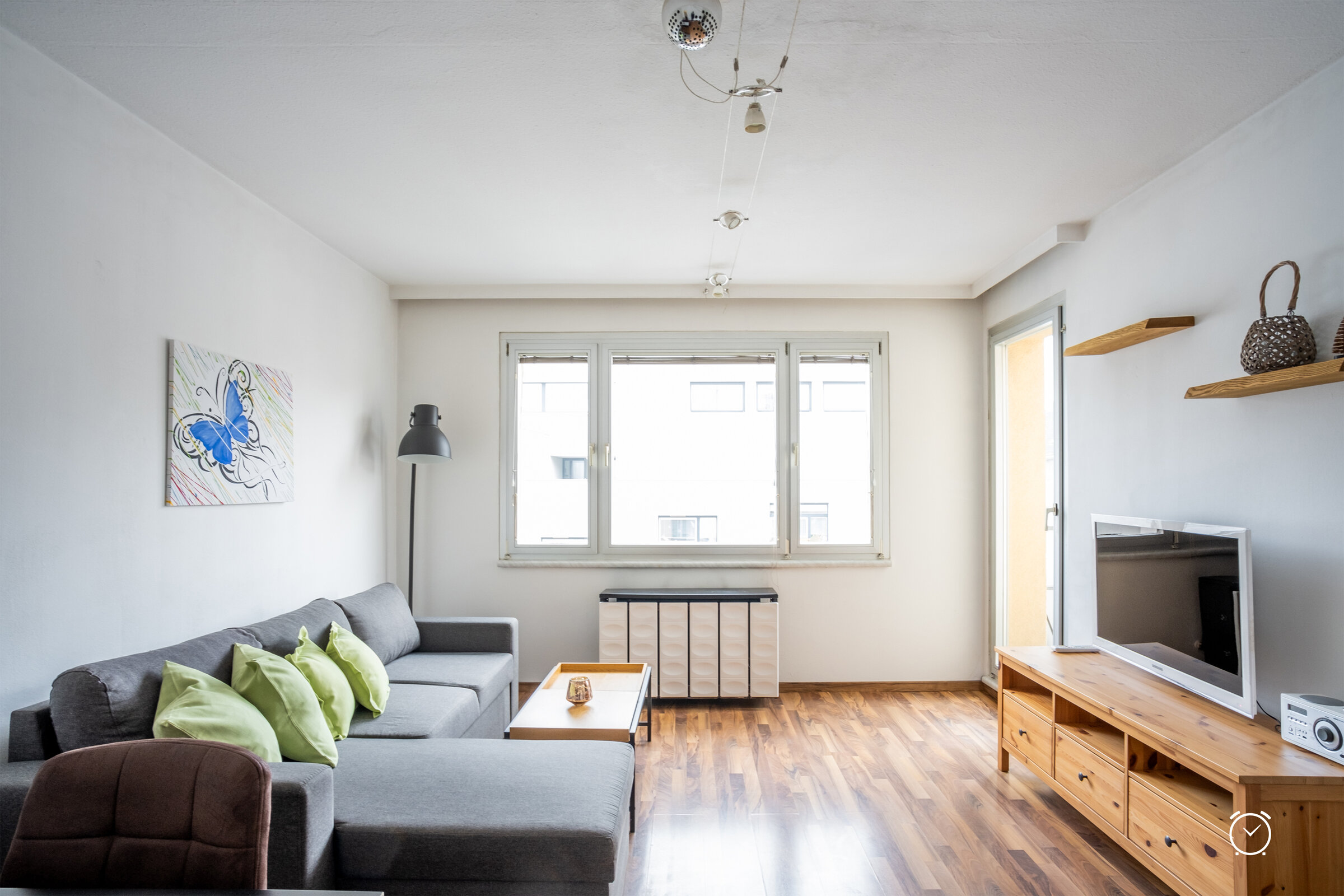 Bright living room with wood floors & sofa – 2-room apartment, short-term rental, temporary housing 1 to 6 months, Vienna