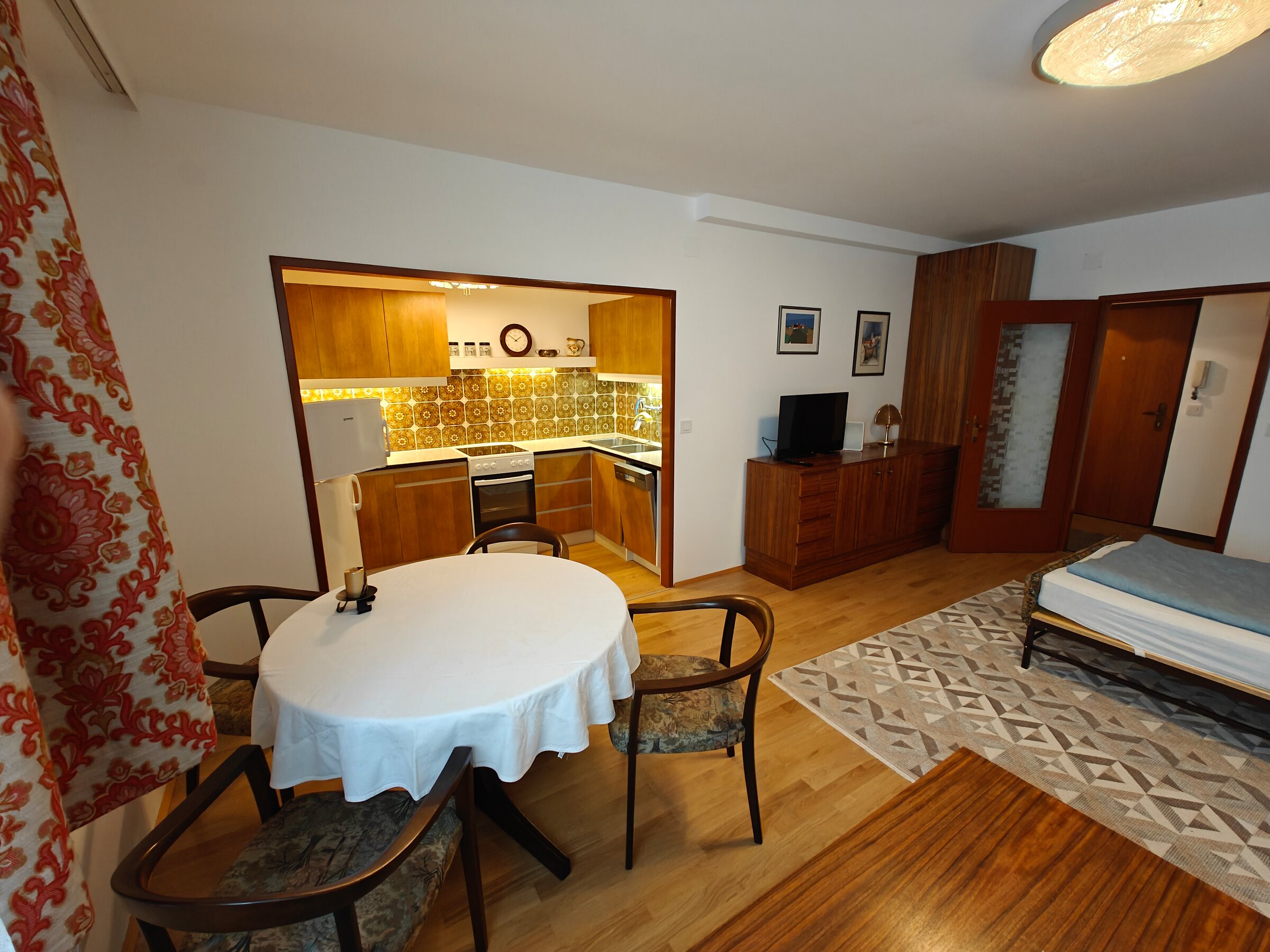 Helles Wohnzimmer mit Küche – 1-Zimmer Wohnung zur Kurzzeitmiete & Wohnen auf Zeit für 1 bis 6 Monate, Wien