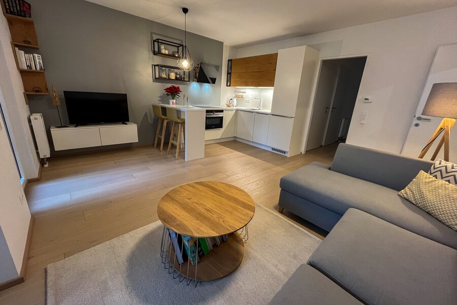 Heller Wohnbereich mit offener Küche – 2-Zimmer Wohnung zur Kurzzeitmiete, Wohnen auf Zeit für 1 bis 6 Monate in Wien